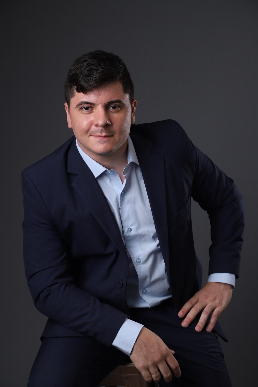 Retrato profissional do advogado Matheus Gaião
