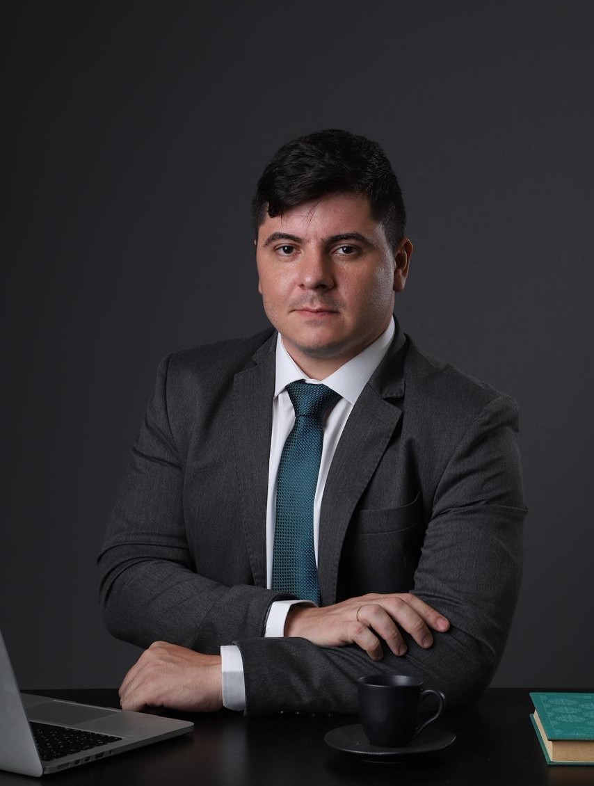 Matheus Gaião em atendimento no escritório